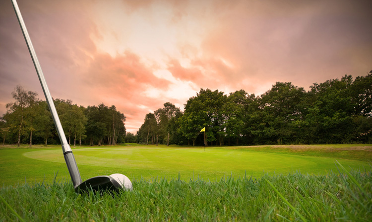 Vrouw slaat drone met golfstick uit de lucht