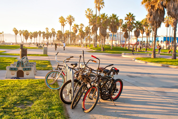 Drone vliegt door kleine gaatjes op Venice Beach, LA