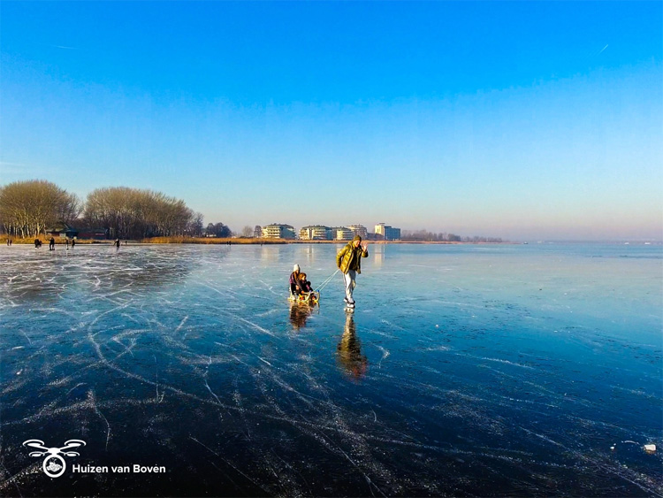 Schaatspret op het Gooimeer (Aerial film)