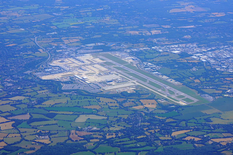 Britse politie arresteert man en vrouw voor Gatwick drones